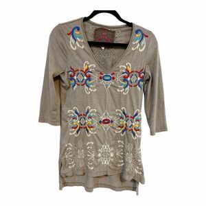 Johnny Was LA Embroidered V Neck High Low Tunic Top Sz S Greige M25